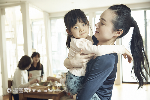 言言抱枕充电视频在线看