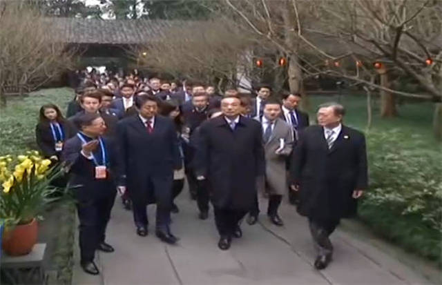 模：雪千寻 高清视频 （指尖轻抚过冰凉的高清剑刃