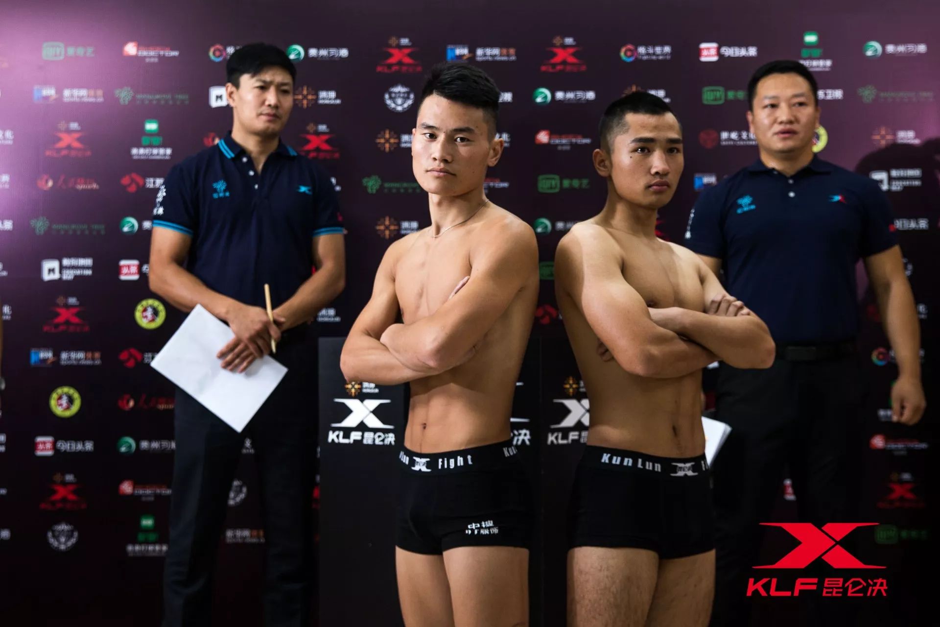 一匹小马拉着一辆大型马车