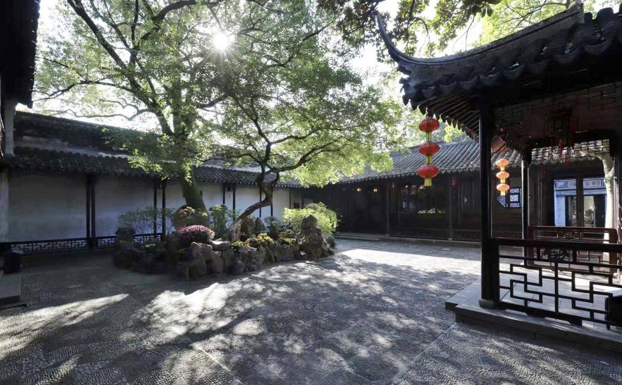 男同桌吸我奶动态图 明明只是男同奶动喝个牛奶