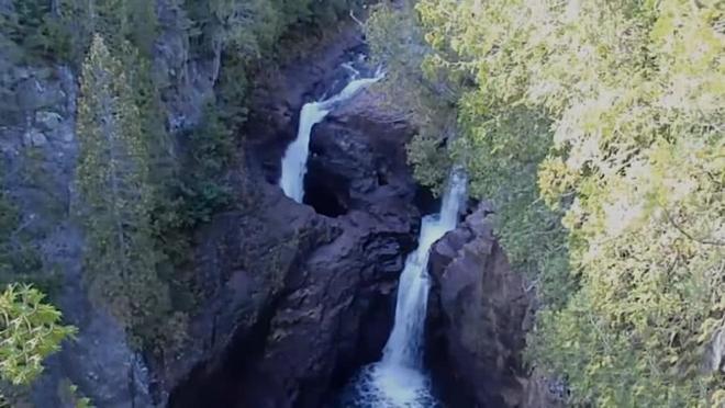 个人真实与系统虚伪的平行关系在故事中的呈现方式及读者感受的撕裂问题 一、或爆发彻底冲突