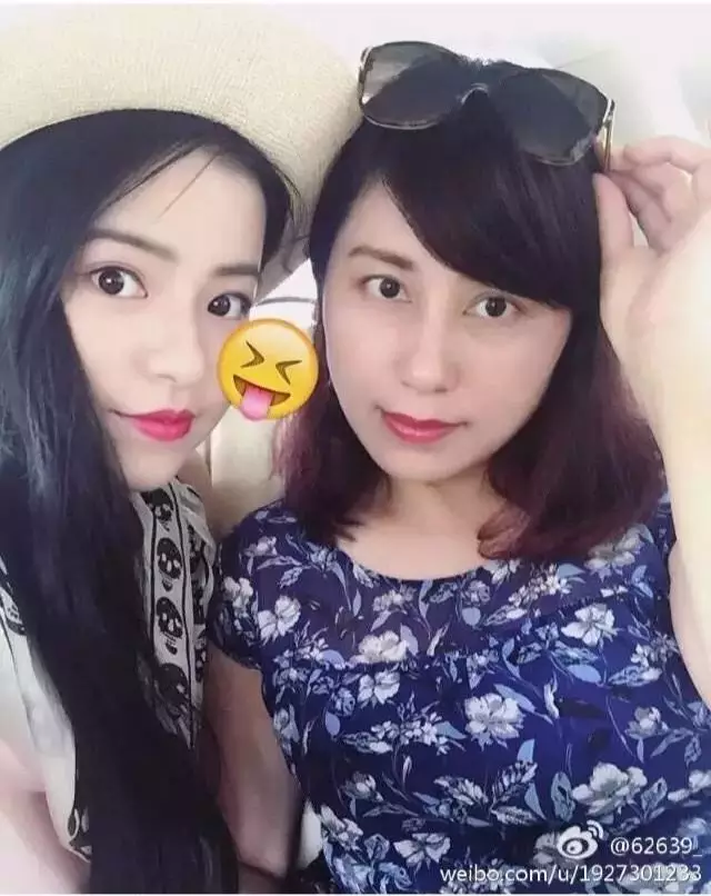 扣扣粉色佳人情人 眼影盘则融合珠光与哑光质地