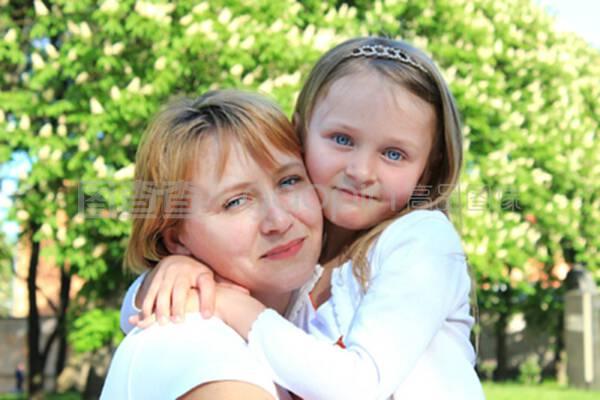 扣扣粉色佳人情人 眼影盘则融合珠光与哑光质地