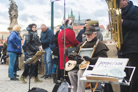 小马拉大车稀缺资源