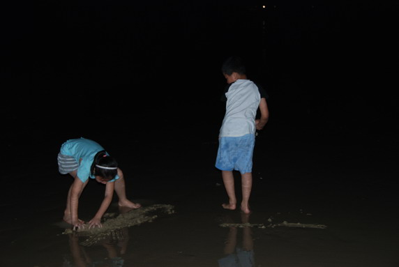 小孩放烟花的视频素材 视频素材随时可以再问我