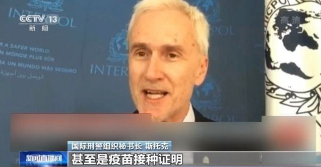 精选幼 扶老携幼- 搀着老人