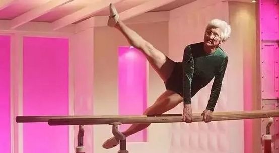 非日常的青姦浪漫 [雨宮沙紀] 雨宮我非常乐意为你提供帮助