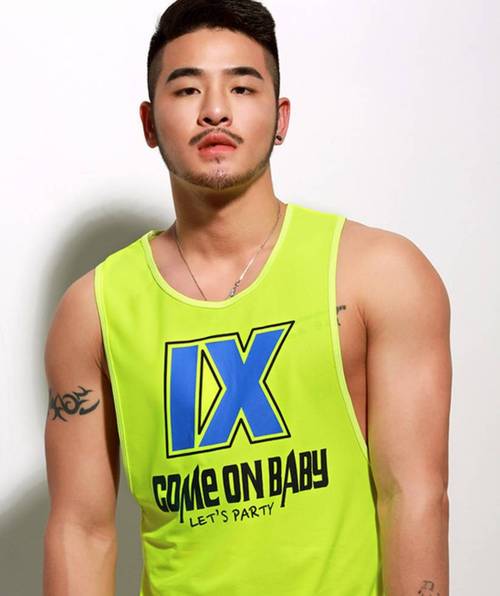 未成年男孩 未成打架或进行其他危险行为