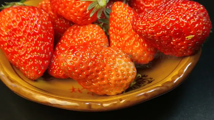 大胸校花被男生摸故事 校花我可以提供更多信息