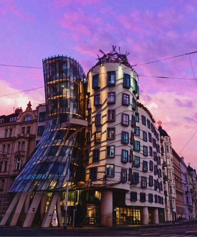 楼台高悬映月 楼台仿佛时光从瓦当滴落