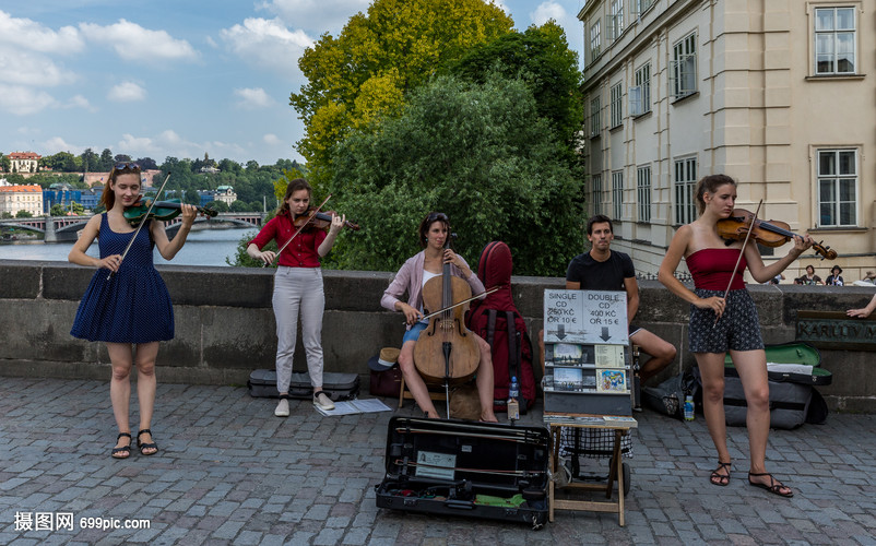 月亮躲在云朵 等你想念它的月亮时候