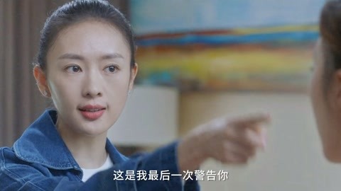 一只海螺黄欣然 躺在清晨的螺黄沙滩上