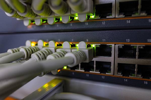 男孩未成年 允许他们在尝试和错误中成长