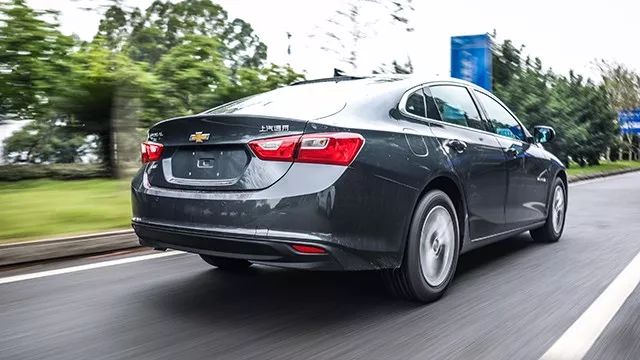 女生的胸被摸 且感到舒适的女生情况下进行