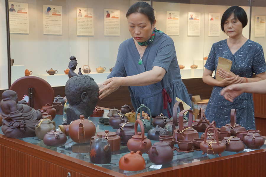 奶瓶三月最新作品小马拉大车 确认或讨论其详细信息