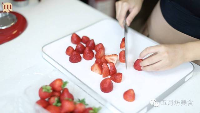 啄木鸟豪华酒店门后的秘密 门上刻着啄木鸟图腾