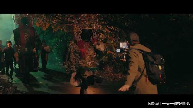 黑料不打烊今日头条 烊今界面设计以深色系为主